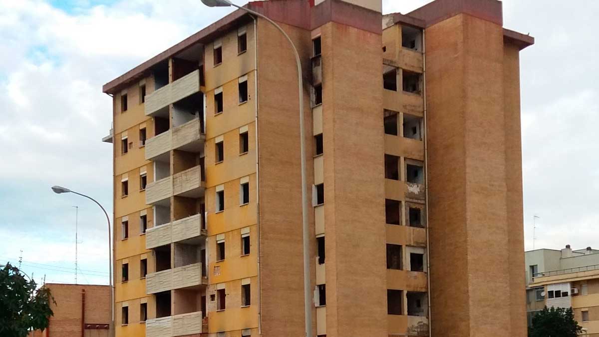 Edificio de VPO en Martínez Montañés antes de la reforma integral y construcción de 30 nuevas viviendas