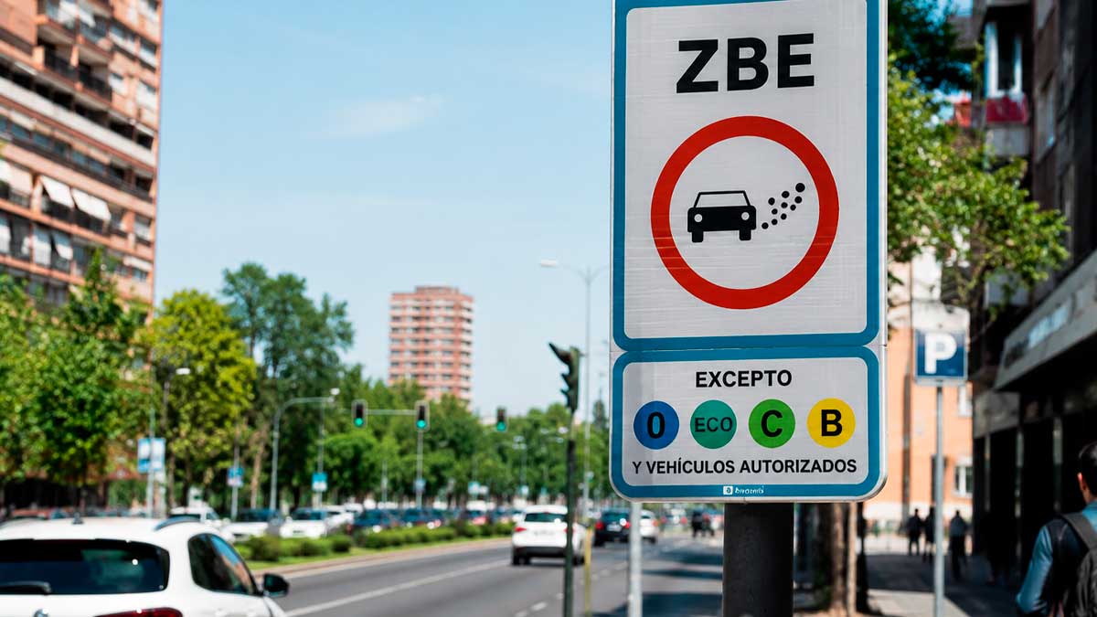 Señal de zona de bajas emisiones en Cádiz con restricciones de acceso a vehículos
