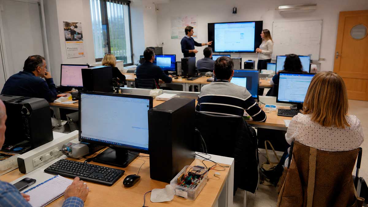 Alumnos durante un curso de inteligencia artificial y tecnología en un aula de formación de la Junta de Andalucía