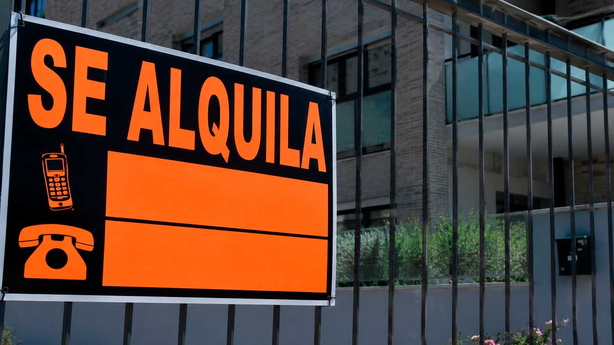Cartel de alquiler en Jerez en la entrada de un edificio residencial