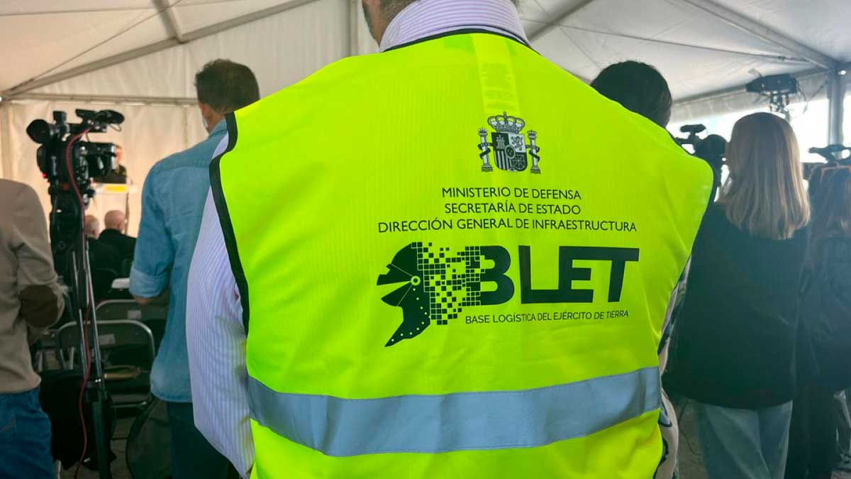 Chaleco de un trabajador con el logotipo de la Base Logística del Ejército de Tierra (BLET), protagonista de la convocatoria de subvenciones cuyo plazo de inscripción se ha ampliado.
