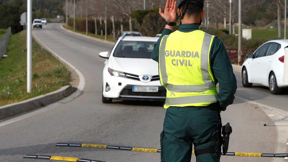 Guardia Civil en control de tráfico revisando vehículos, anular una multa en carretera.