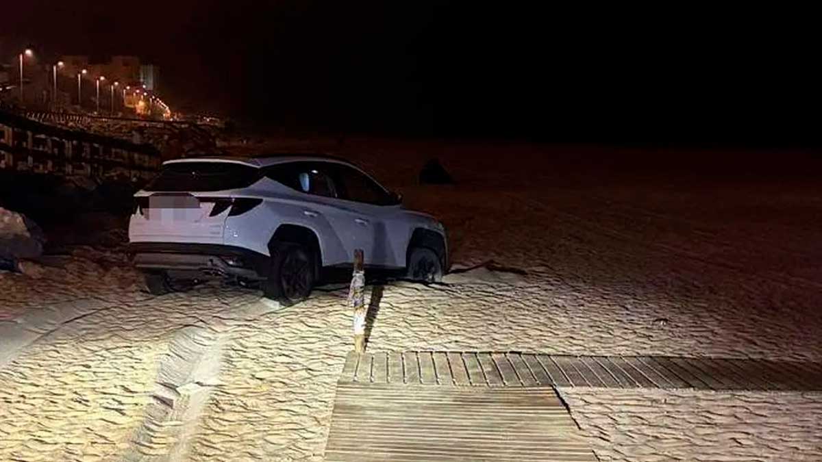 Coche aparcado ilegalmente en la playa de Matalascañas de noche