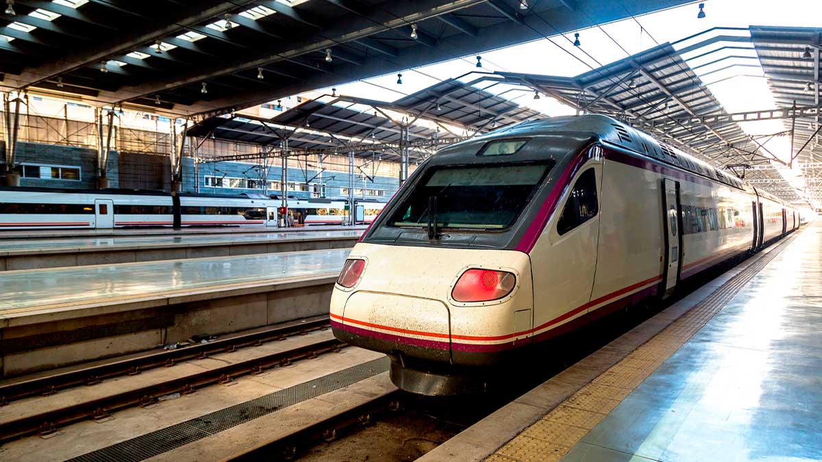 Tren de alta velocidad AVE de Renfe detenido en el andén de una estación ferroviaria en España.