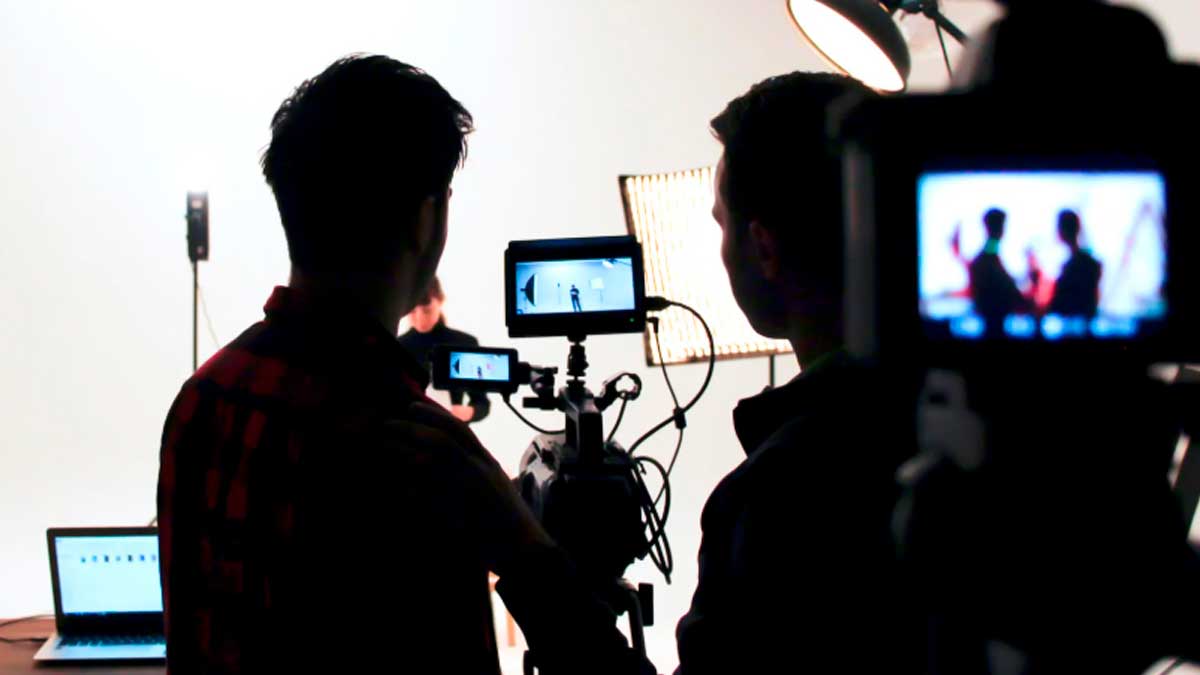 Equipo de rodaje filmando una escena en un estudio, ayudas al cine andaluz