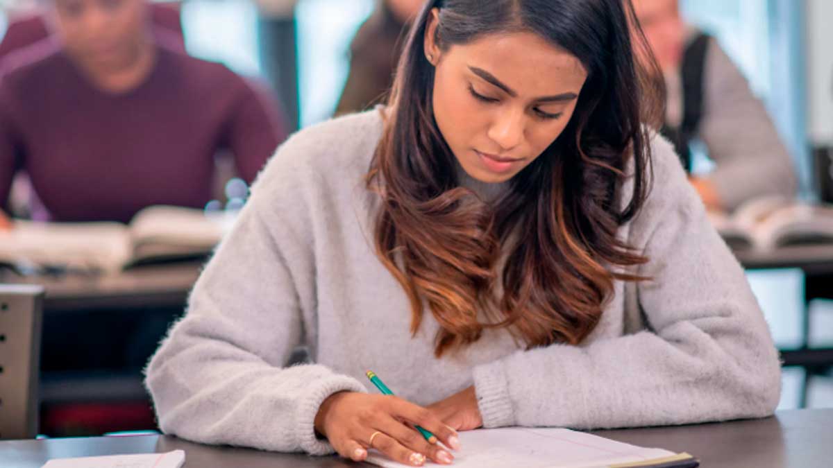 Estudiante preparando el examen B2 para el grado en Andalucía