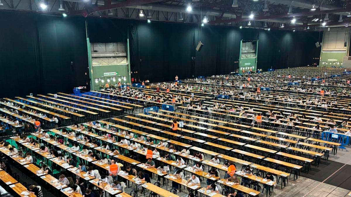 Opositores en un examen masivo para becas de la Seguridad Social en Andalucía