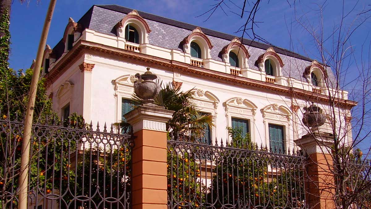 Fachada de la Casa de las Sirenas en Sevilla afectada por termitas