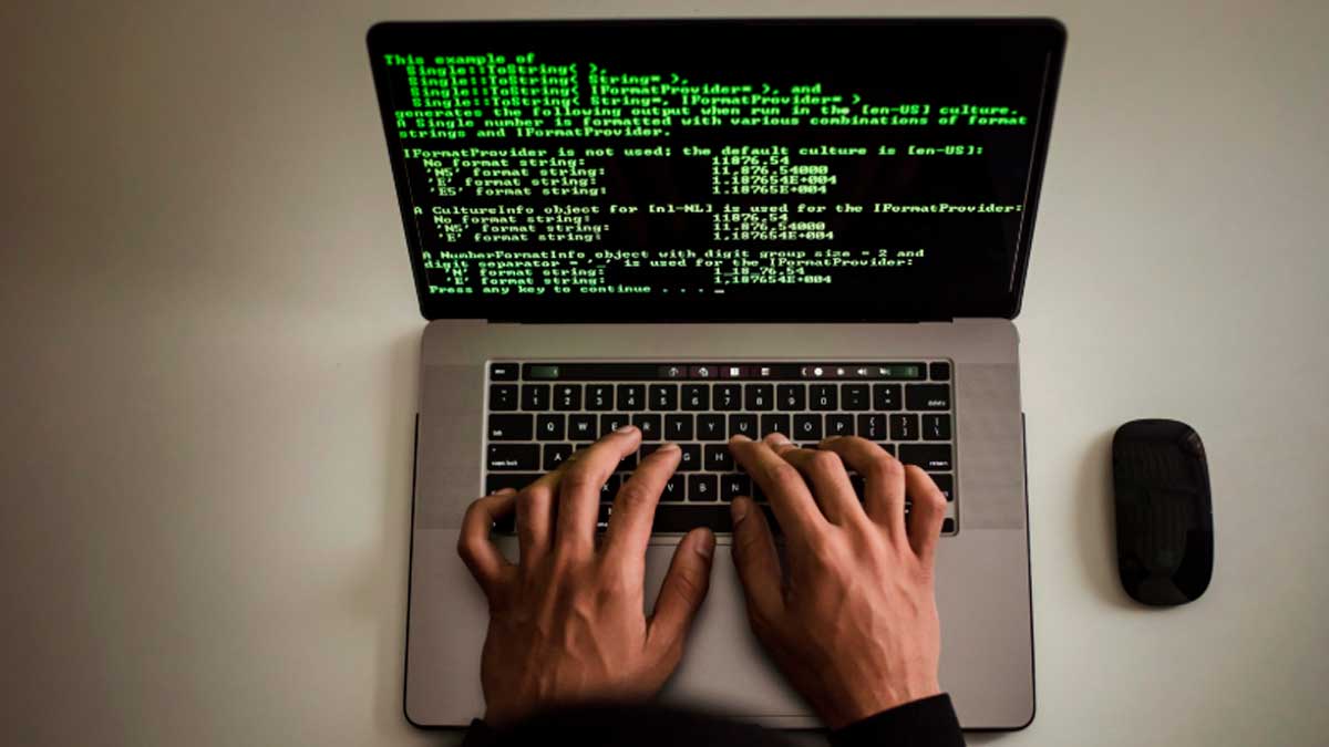 Ciberataques en Andalucía: manos tecleando código en portátil