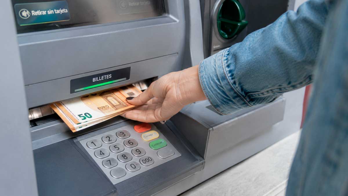 Persona retirando dinero en cajero automático por cobro del IMV en agosto de 2026