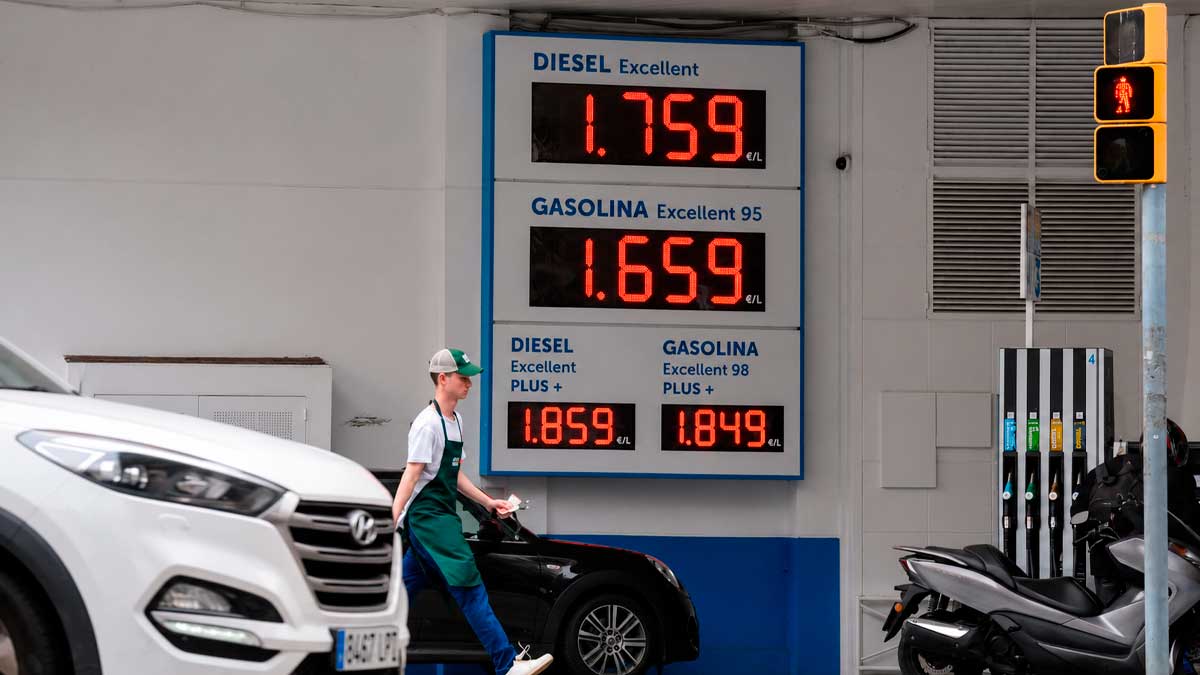 Precios de gasolina y diésel en una gasolinera en España para cómo ahorrar gasolina
