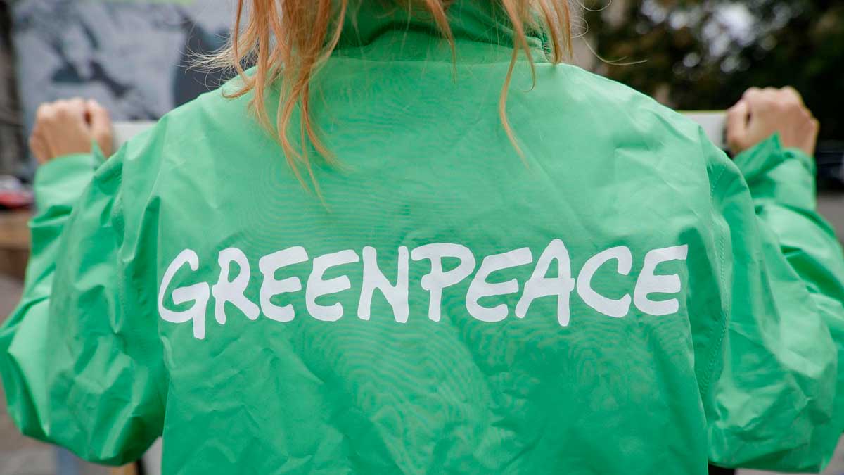 Activista de Greenpeace en la costa de Andalucía destacando puntos críticos y riesgo de perder playas