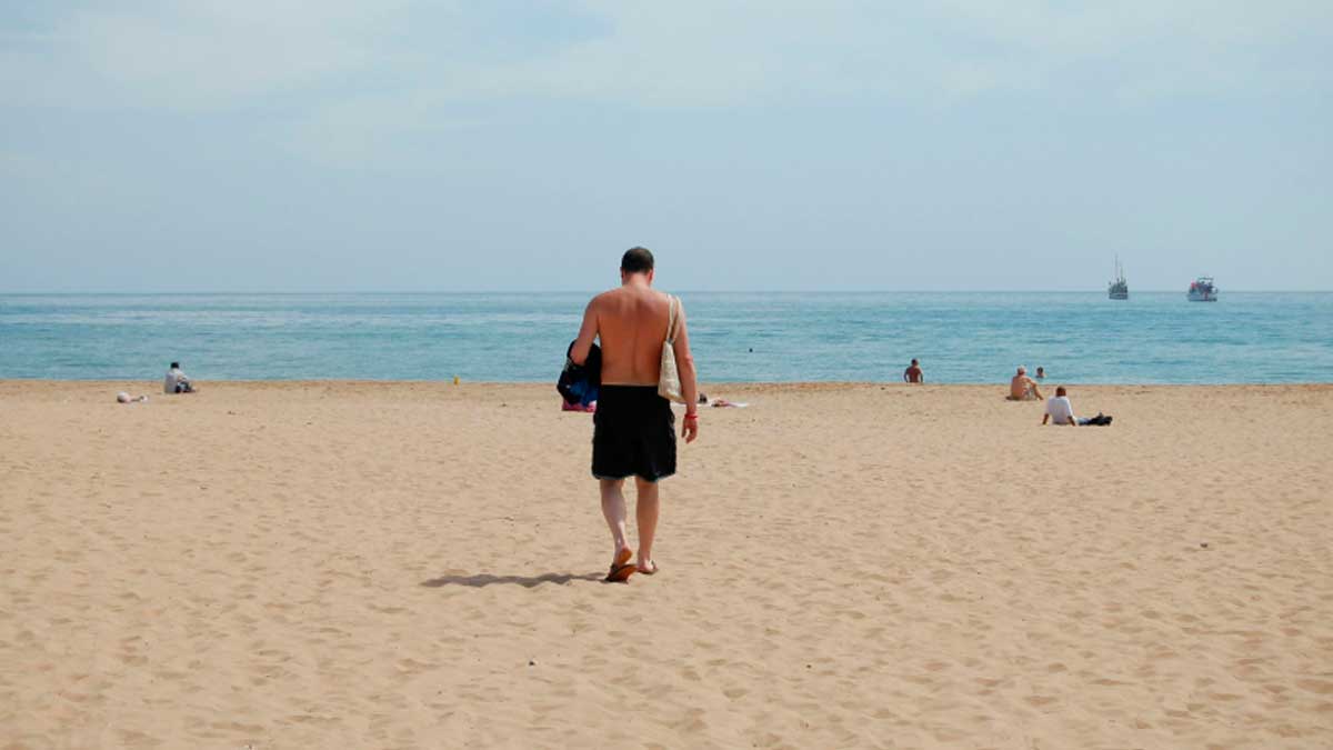 Hombre en la playa durante su crédito horario sindical según el TSJ