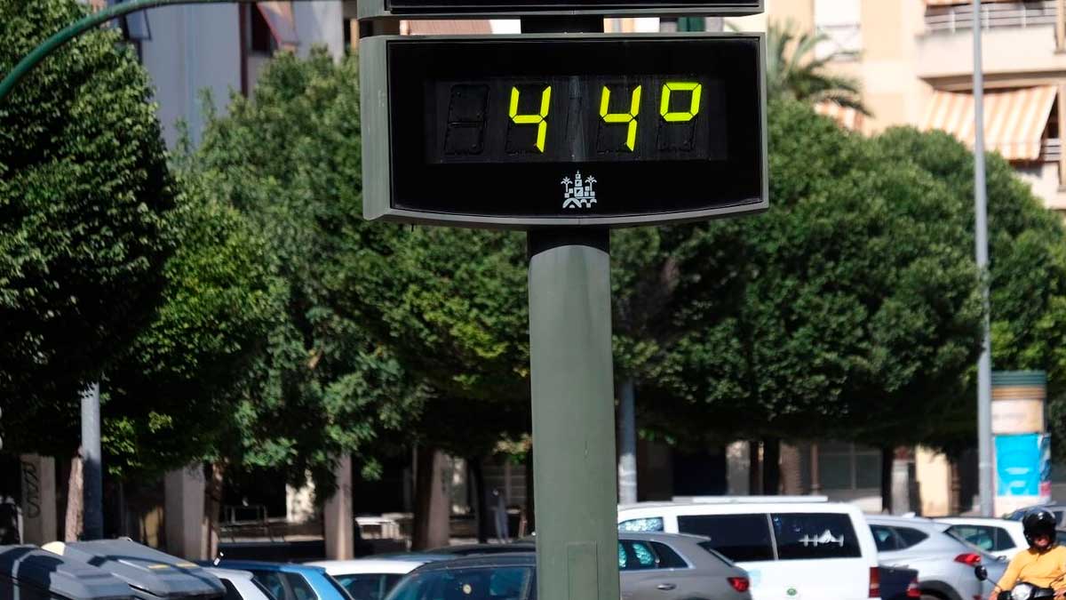 Panel urbano marca 44 grados durante la cuarta ola de calor prevista en Andalucía