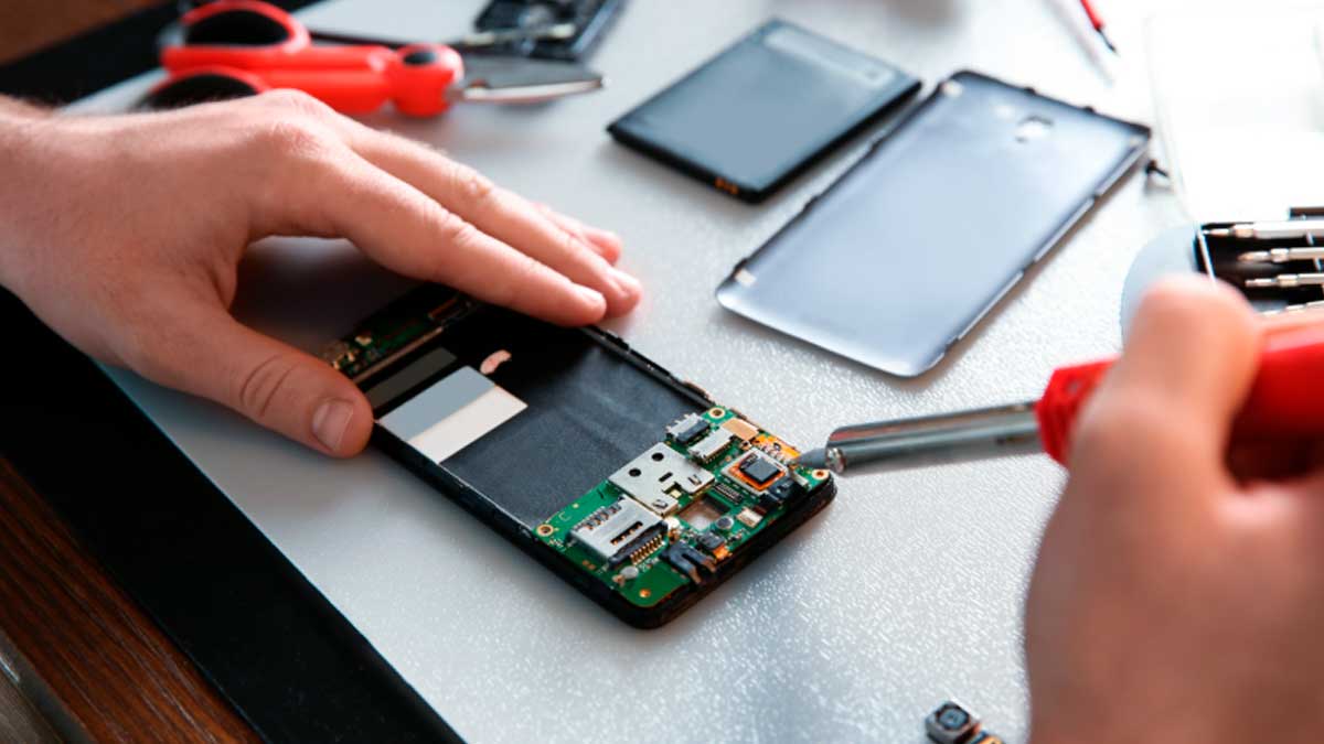 Persona reparando un móvil, derecho a reparar dispositivos electrónicos
