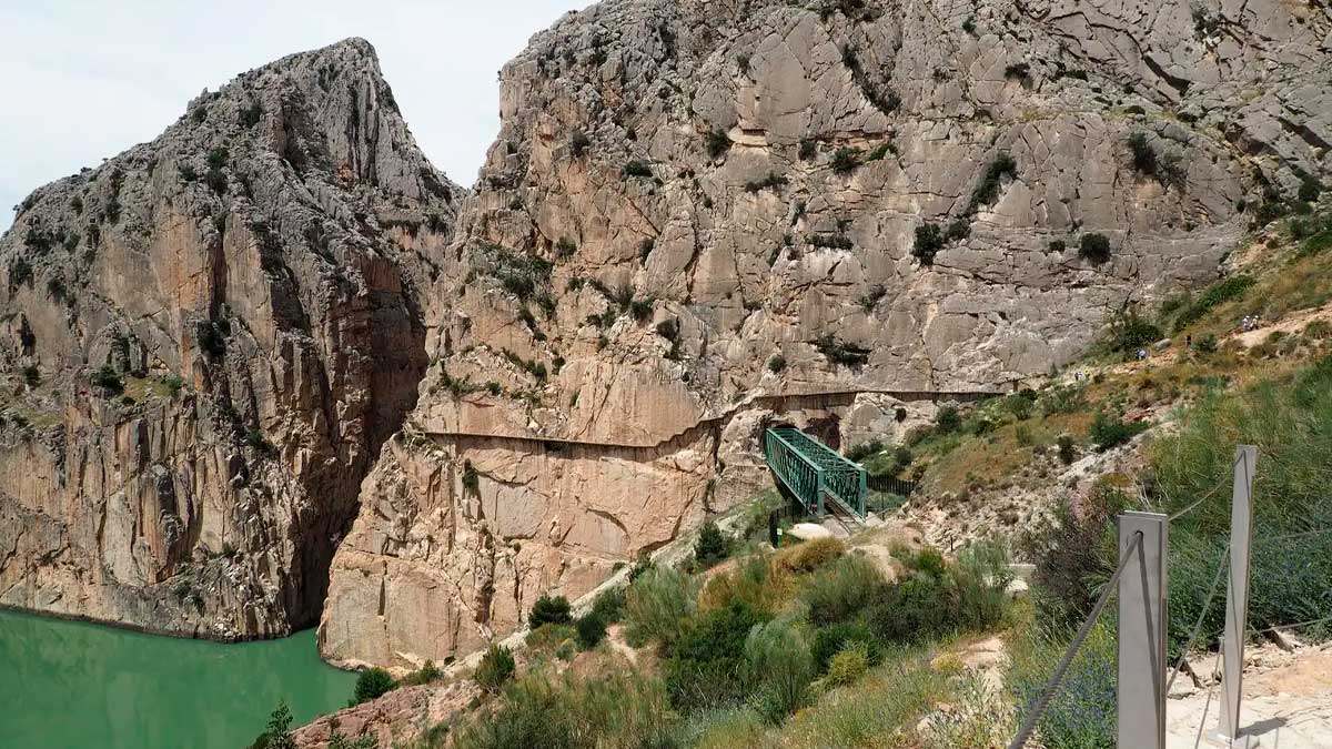 Desfiladero de los Gaitanes con el puente de acceso al Caminito del Rey sobre el embalse de El Chorro, Málaga.