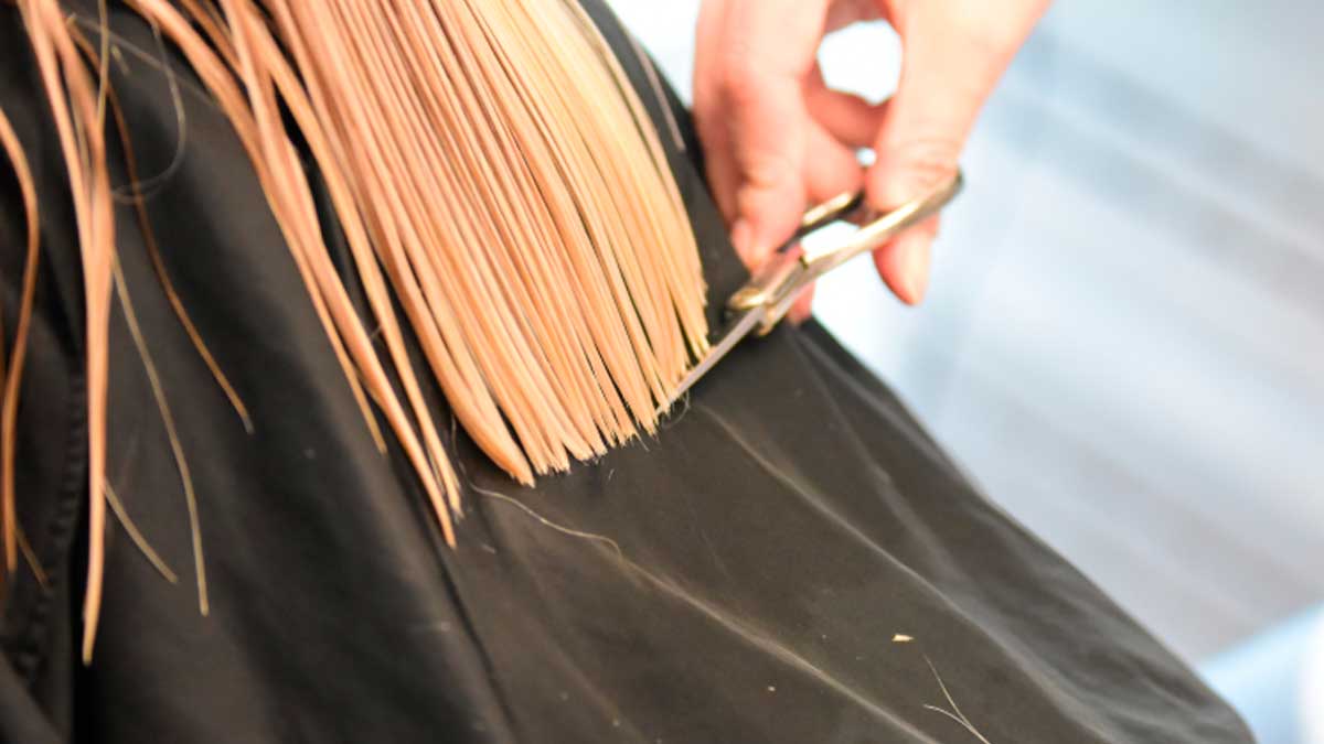 Peluquera trabajando en un salón en una imagen que ilustra una sentencia sobre un despido por bajo rendimiento.