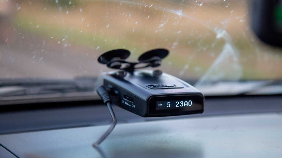 Detector de radar en un coche, relacionado con multas de la DGT