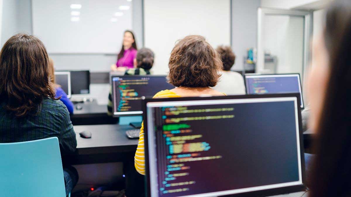 Personas en un aula de informática recibiendo formación para empleo en Andalucía