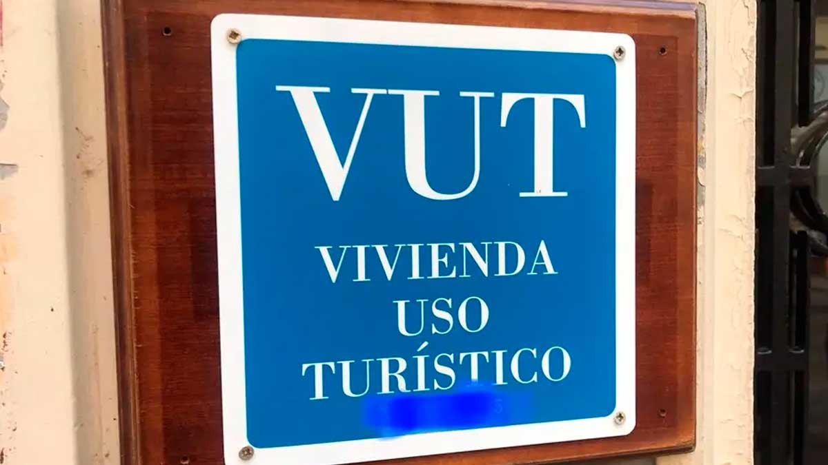 Placa identificativa de una Vivienda de Uso Turístico (VUT) en Andalucía utilizada para ilustrar una noticia sobre estafas en la reserva de alojamientos vacacionales.