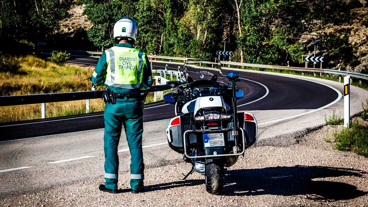 Guardia Civil de Tráfico controla velocidad en carretera de Huelva