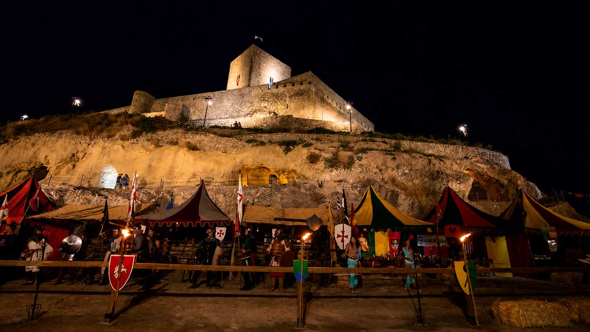 Fiestas Calatravas de Alcaudete 2026 con asalto a la fortaleza iluminada y campamento medieval