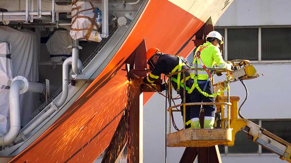 Trabajadores del sector naval en Cádiz realizando soldadura en un astillero