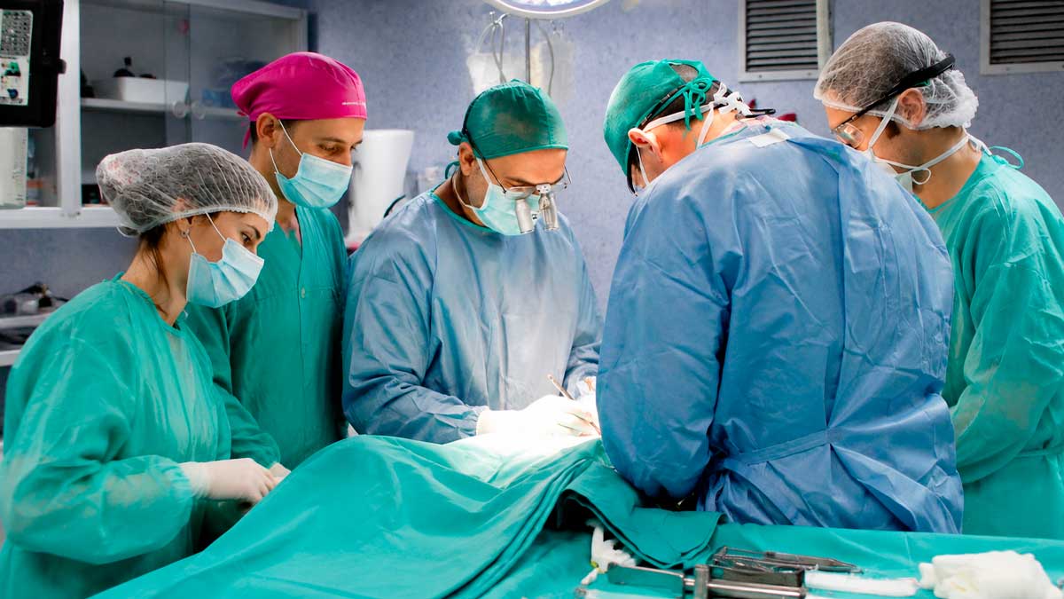Médicos en formación MIR en quirófano de Andalucía durante una intervención
