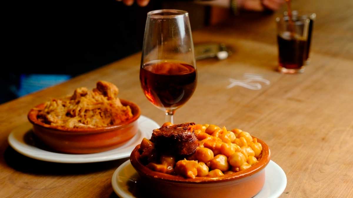 Plato típico de la gastronomía de Cádiz con vino de Jerez en un restaurante