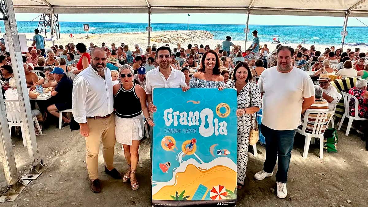 Presentación de la gramola para personas mayores en la playa de Algarrobo con asistentes y autoridades.