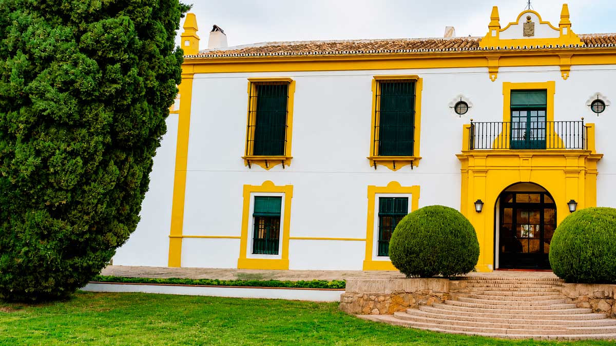 Fachada principal de la Hacienda San Pedro en Sevilla en venta por 4,5 millones de euros