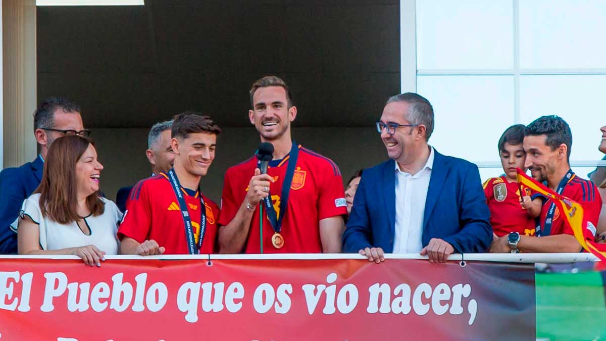 Homenaje a Gavi en Los Palacios con autoridades y aficionados en el campo de fútbol