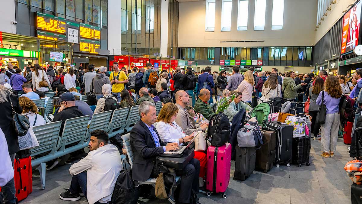 Pasajeros afectados por la huelga de trenes esperando en una estación concurrida