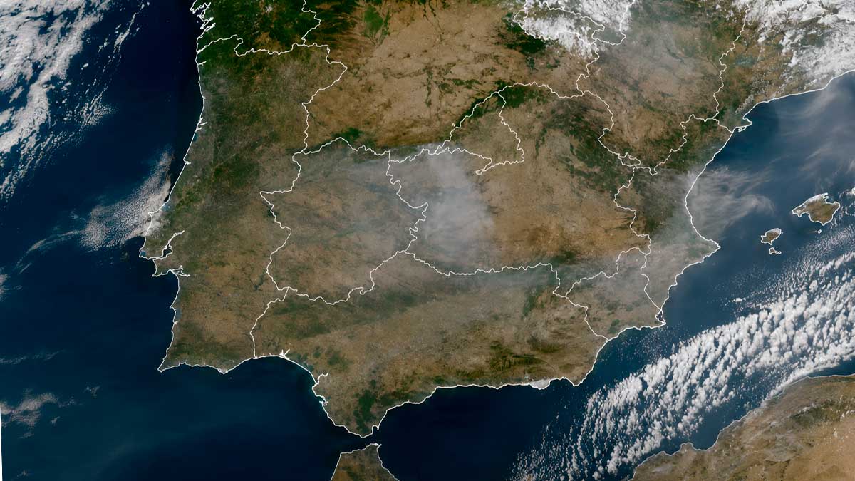 Imagen satelital muestra humo en Jaén afectando la calidad del aire por incendios en el centro de Andalucía