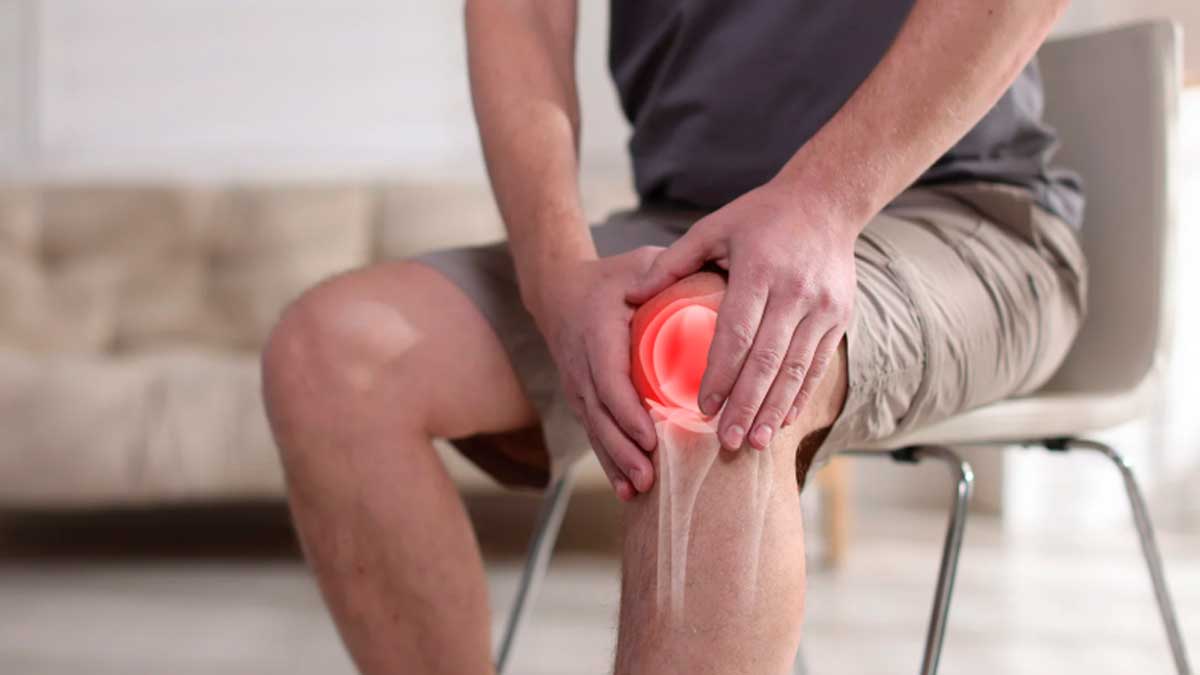 Dolor de rodilla e incapacidad permanente: hombre sentado con la mano en la rodilla