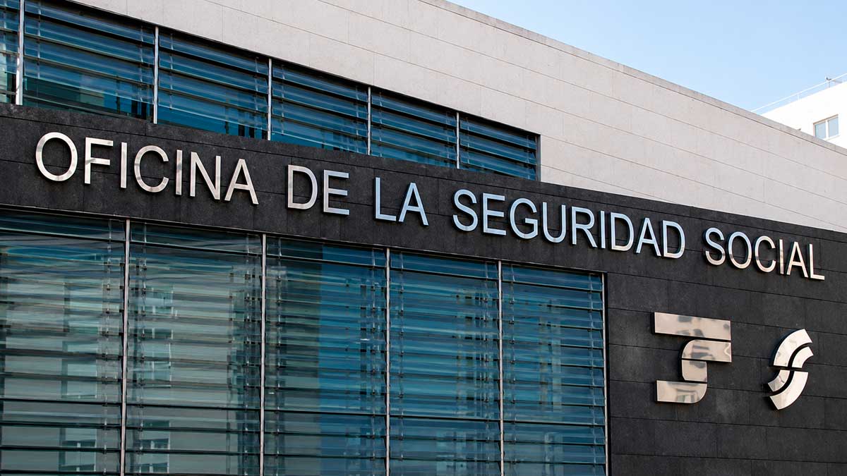 Fachada de una oficina de la Seguridad Social relacionada con incapacidad permanente total
