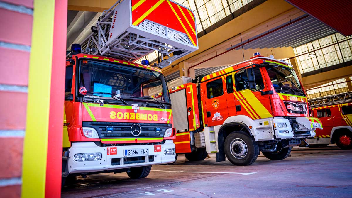 Camiones de bomberos en Linares preparados tras incendio y desalojo de vecinos