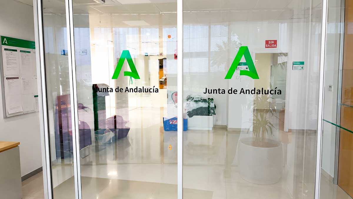 Entrada de la Junta de Andalucía en un edificio oficial, relacionada con jubilación anticipada