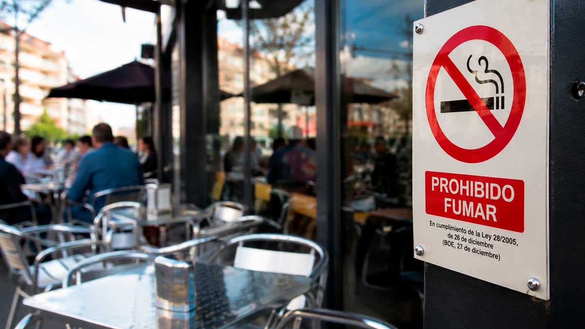 Cartel de prohibido fumar en terraza de bar según la Ley antitabaco