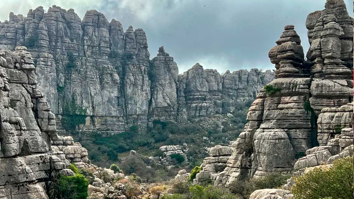 Formaciones rocosas en un paraje natural protegido de Andalucía, maravilla natural de la región