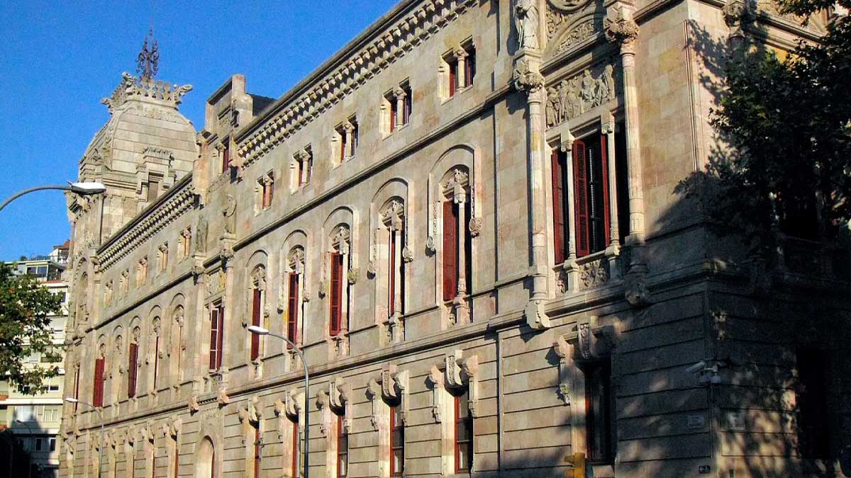 Fachada del Tribunal Superior de Justicia de Cataluña, donde una mujer ganó al SEPE el subsidio para mayores de 52 años.