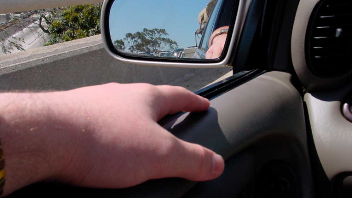 La trampa de las pequeñas distracciones al volante que miles de conductores cometen y que acaba en multa