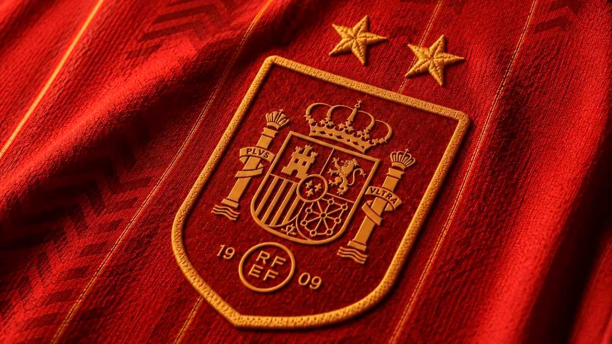 Escudo bordado en la nueva camiseta de España con dos estrellas, detalle de la equipación oficial