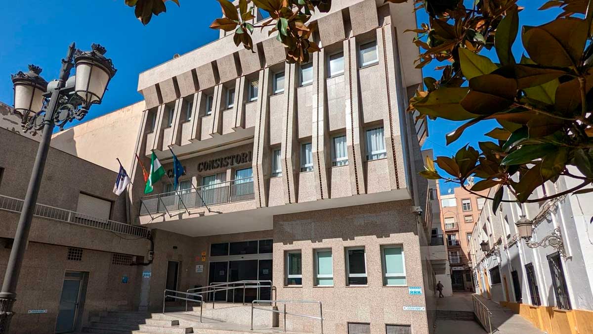 Fachada de la Casa Consistorial de Roquetas, inversión municipal destacada