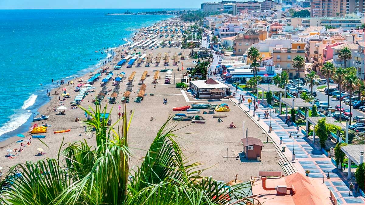 Playa de Málaga durante la ola de calor, con sombrillas y turistas en el litoral