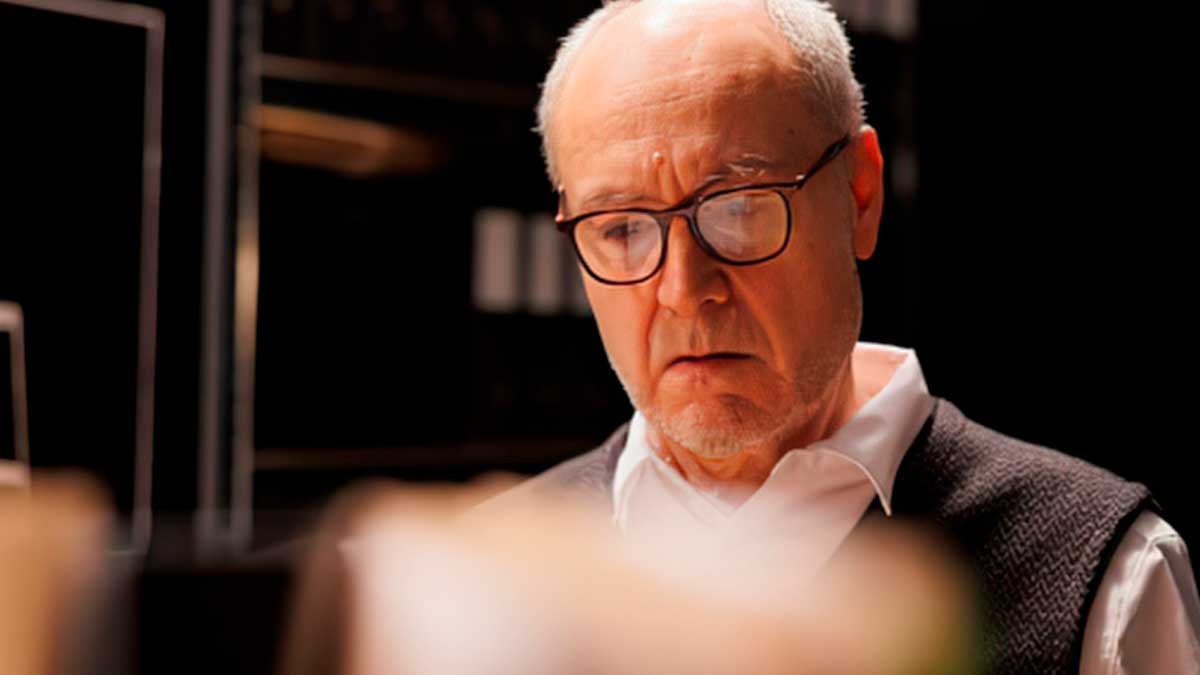 Hombre mayor revisando documentos sobre pensión con 40 años