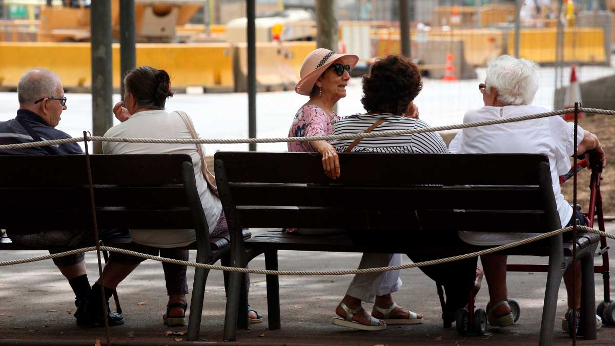 Personas mayores sentadas en un banco en Andalucía, tema pensión media julio 2026