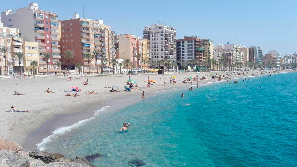 Playa de El Zapillo en Almería con los distintivos de calidad que reconocen sus servicios y accesibilidad este verano.