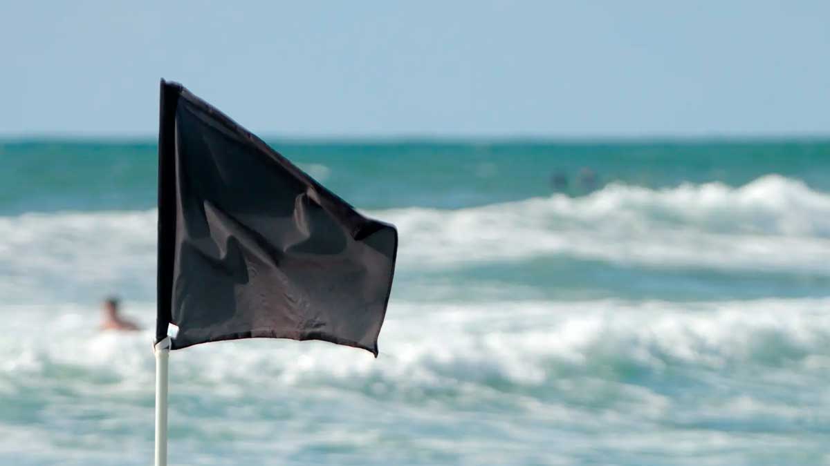 Bandera negra en playa de Andalucía indicando zona no apta para el baño