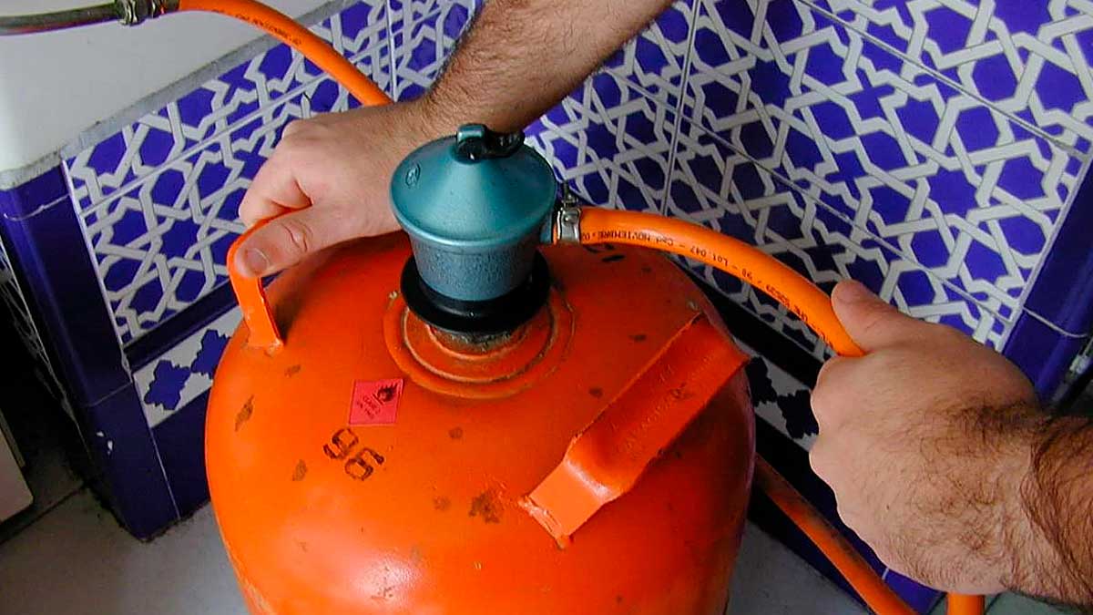 Persona manipulando bombona de butano por subida de precio a 17,83 euros